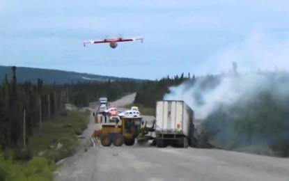 Bombero aéreo realiza un perfecto lanzamiento de agua