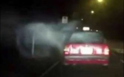 VIDEO: Un “ataque demoníaco” saca un coche en marcha de la carretera