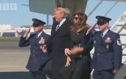 VIDEOS: Melania rechaza la mano de Trump después de que la dejara sola expuesta a un ventarrón