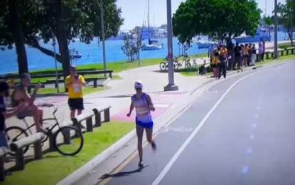 VIDEO: Corredor se desmaya al final del maratón y los espectadores sacan fotos en vez de ayudarle