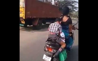 VIDEO: Un niño hace sus deberes sobre una motocicleta en marcha