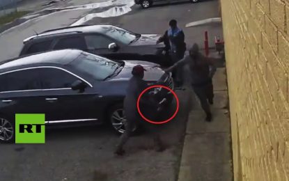 VIDEO: Un octogenario evita con una llave inglesa que asalten con una pistola a su hermano