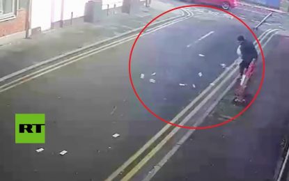 VIDEO: Una ráfaga de viento se lleva el dinero que acababa de robar un ladrón