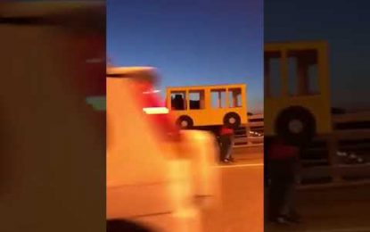 VIDEO: ingenuos rusos se disfrazan de autobús para poder cruzar un puente prohibido para peatones