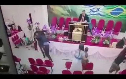 VIDEO: ¡Milagro! Pastor brasileño sobrevive a tiroteo en una iglesia escondiéndose detrás de ‘Jesús’