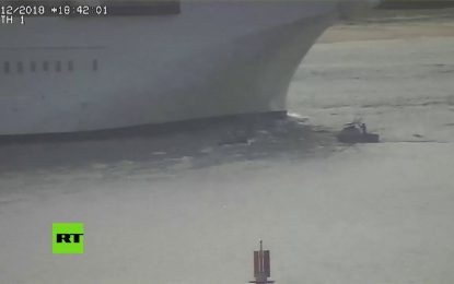 VIDEO: Un enorme crucero esquiva a último minuto un bote inflable que se quedó sin gasolina